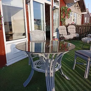 Yeolde Woodern Seashak: Country Views & Pet-friendly Coastal Retreat Bridlington